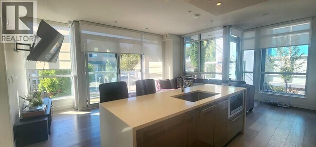 Building Photo - 5289 Cambie St.