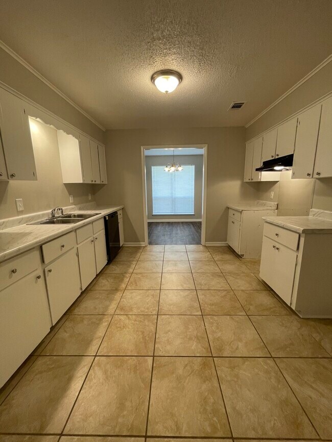Building Photo - 2221 Dorchester Dr Little Rock AR 72204