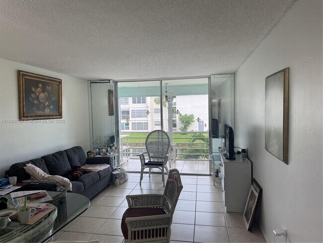 Foto del edificio - 8595 Sunrise Lakes Blvd