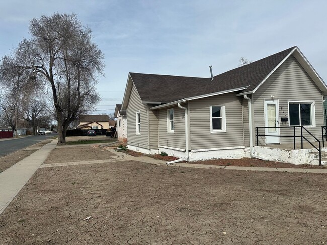 Building Photo - Pet Friendly! Corner Lot!