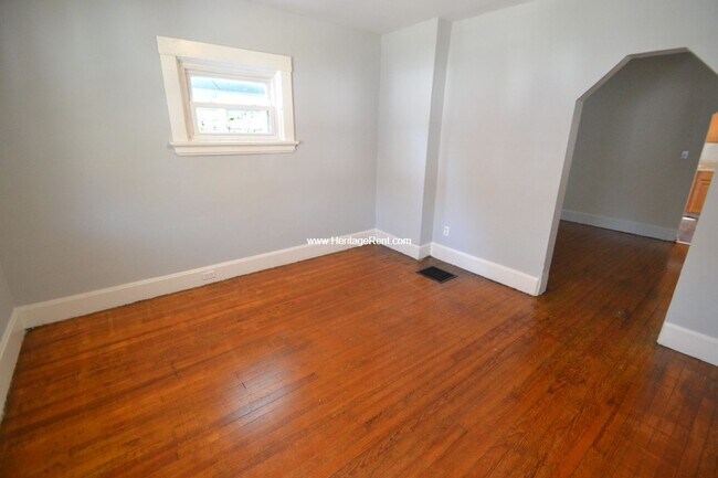 Building Photo - Great 2br Latonia house with Garage & Fenc...