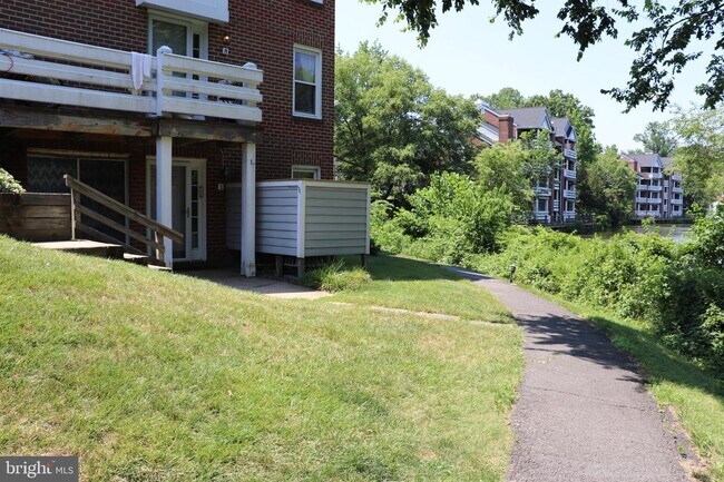 Building Photo - 7594 Lakeside Village Dr