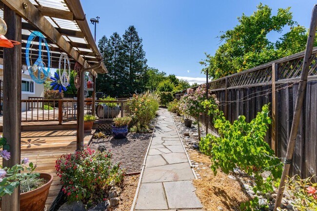 Building Photo - 751 Juniper Ct