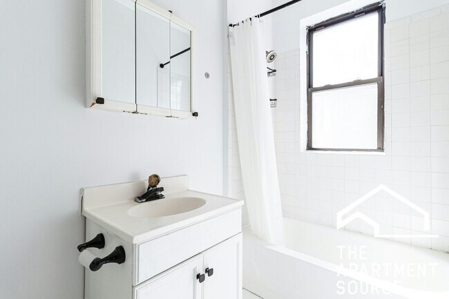 Foto del edificio - 3823 N Greenview Ave