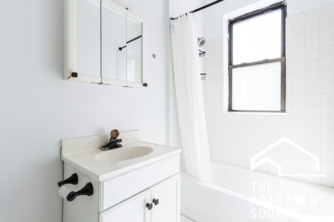 Building Photo - 3823 N Greenview Ave