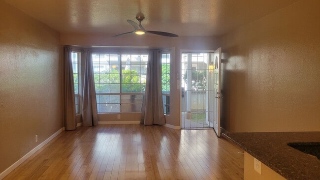 Building Photo - 2BR/2BA/2prkg Townhouse unit in a Guard-ga...