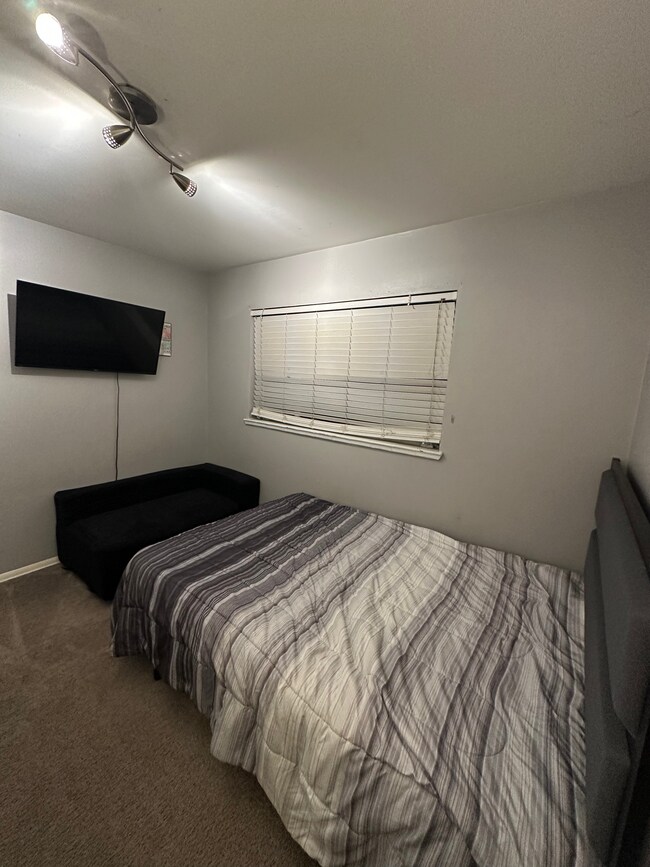 Foto del edificio - 4699 E Bails Pl