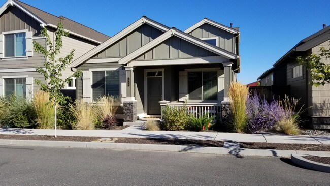 Foto del edificio - 2945 Yew Park Ln