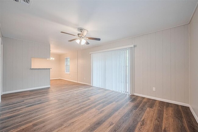 Foto del edificio - 9003 Chateau Forest Dr