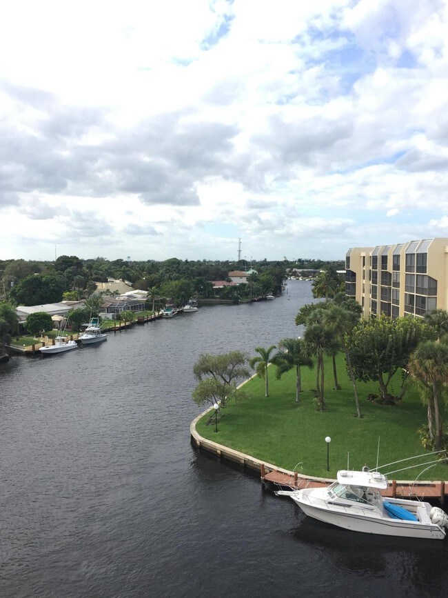 Building Photo - 7 Royal Palm Way
