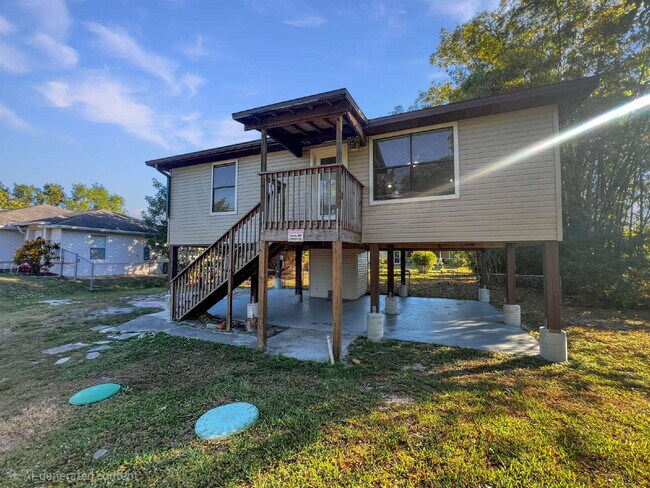Building Photo - Cozy Inside, Spacious Outside: Fort Myers 2 Bed / 1 Bath + Giant Lawn + W/D Hookups — Pets Accepted