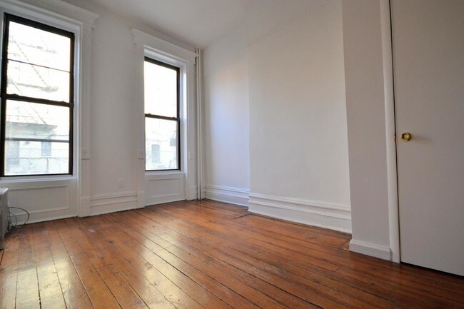 Building Photo - 285 Hart St