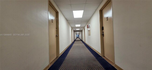 Building Photo - 400 Kings Point Dr