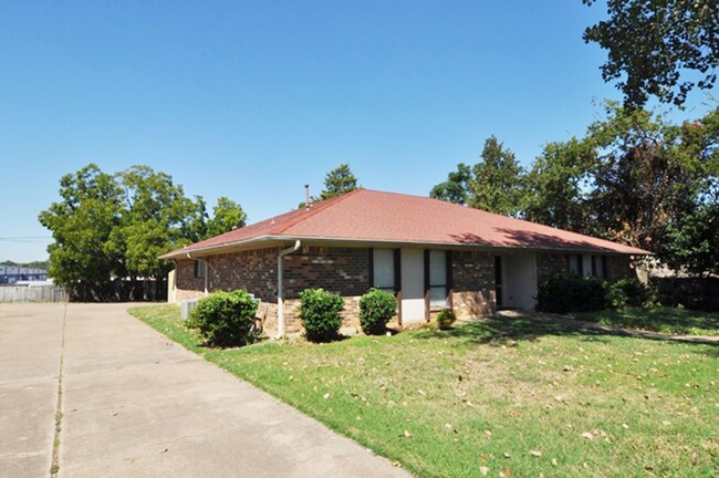Building Photo - 309-311 Christie Court