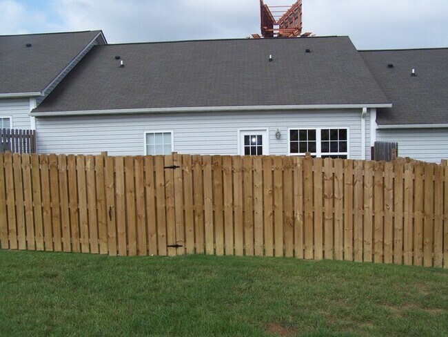 Building Photo - 2 bed, 2 bath, 2 car garage ranch style townhouse in N. Knoxville w/ fenced yard