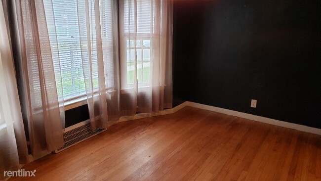 Building Photo - 3 br, 1 bath House - 348 E Maplehurst St