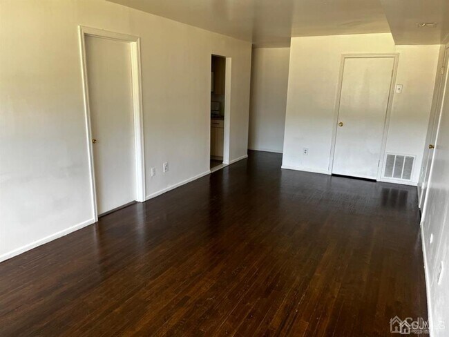 Building Photo - 302 College Dr