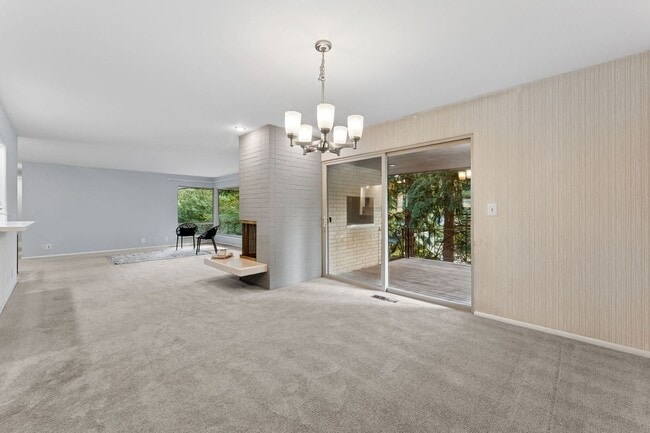 Foto del edificio - Mid-Century Gregory Heights 4 bedroom 2.25...