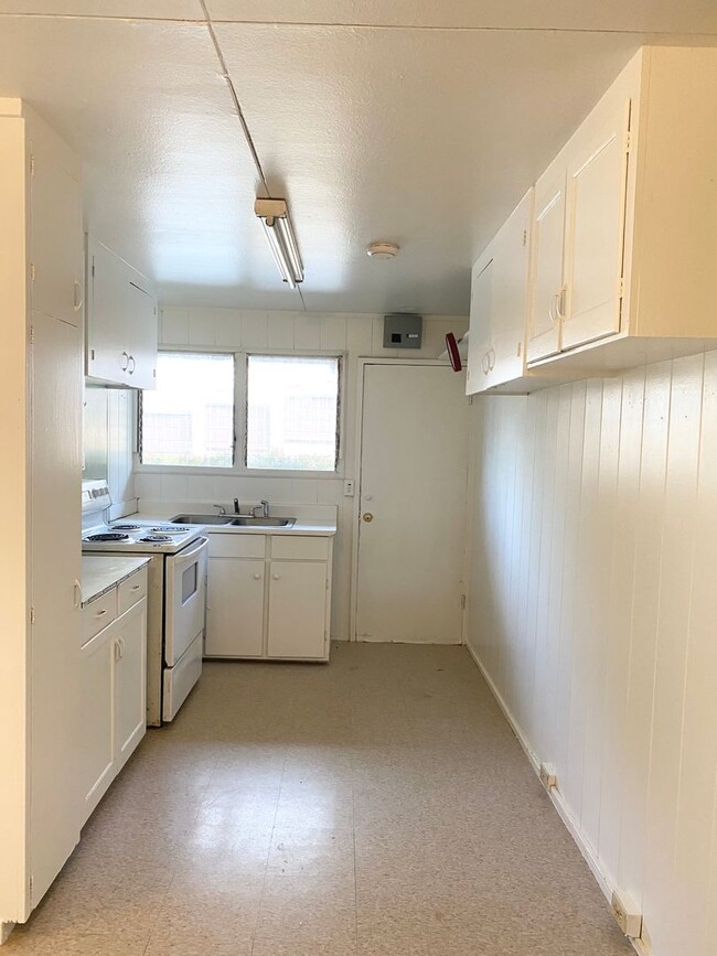 Building Photo - Aliamanu/Salt Lake - 2 bedroom 1 bath Duplex