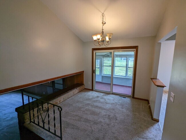 Building Photo - Wellington 4 Bedroom Split Level with Atta...