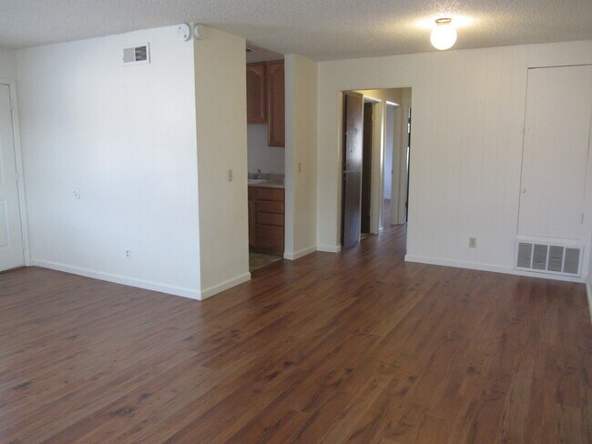 Foto del edificio - 2 bed 2 bath 1 car garage-upstairs unit