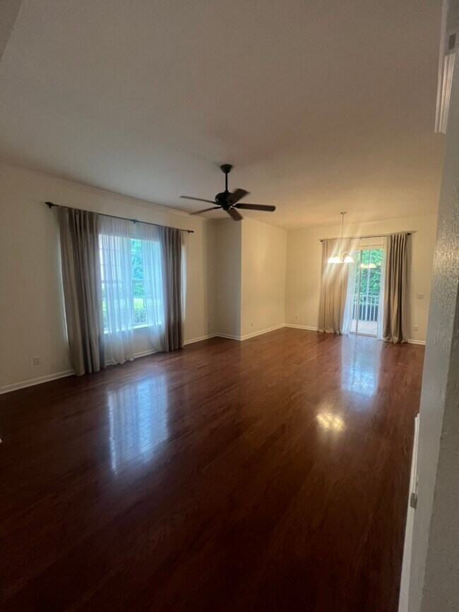 Living area - 7619 Bay Port Rd