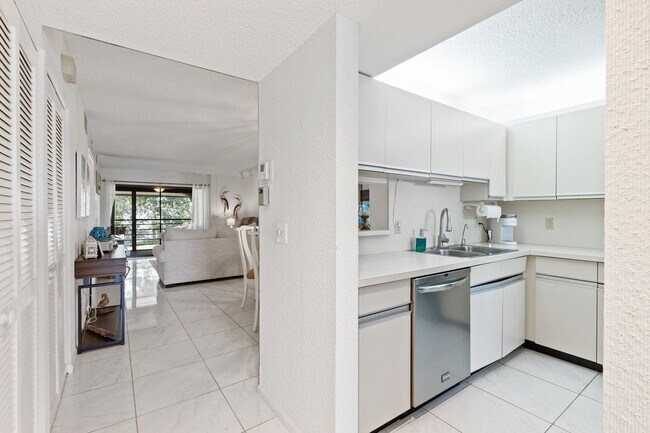 Foto del edificio - 5380 Cedar Lake Rd