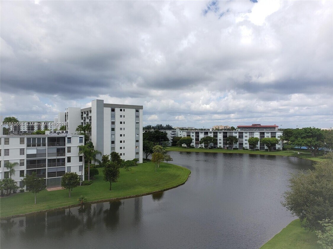 2106 S Cypress Bend Dr Unit 304, Pompano Beach, FL 33069 Condo for