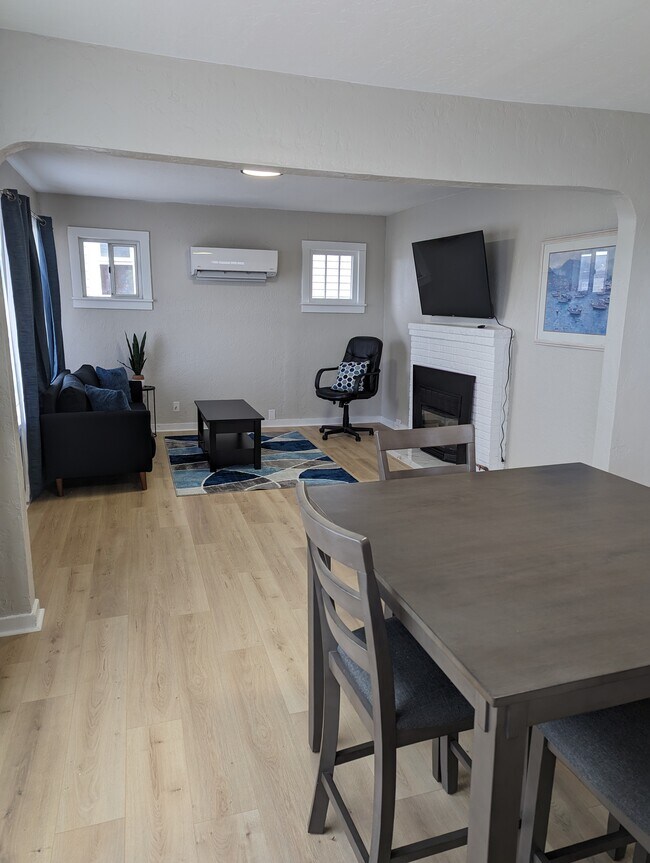 Sala del frente del área común - 1615 Charleston Beach Rd W