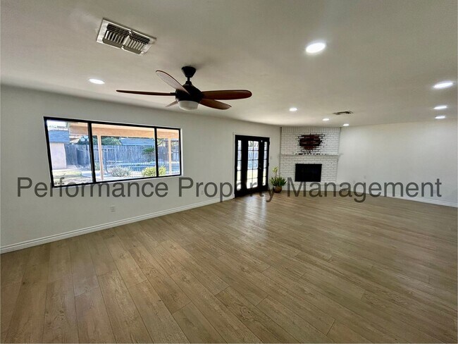 Foto del edificio - Stunning 3 Bed/2 Bath NW Bakersfield Home w/ Pool, RBP & $0 Deposit Option