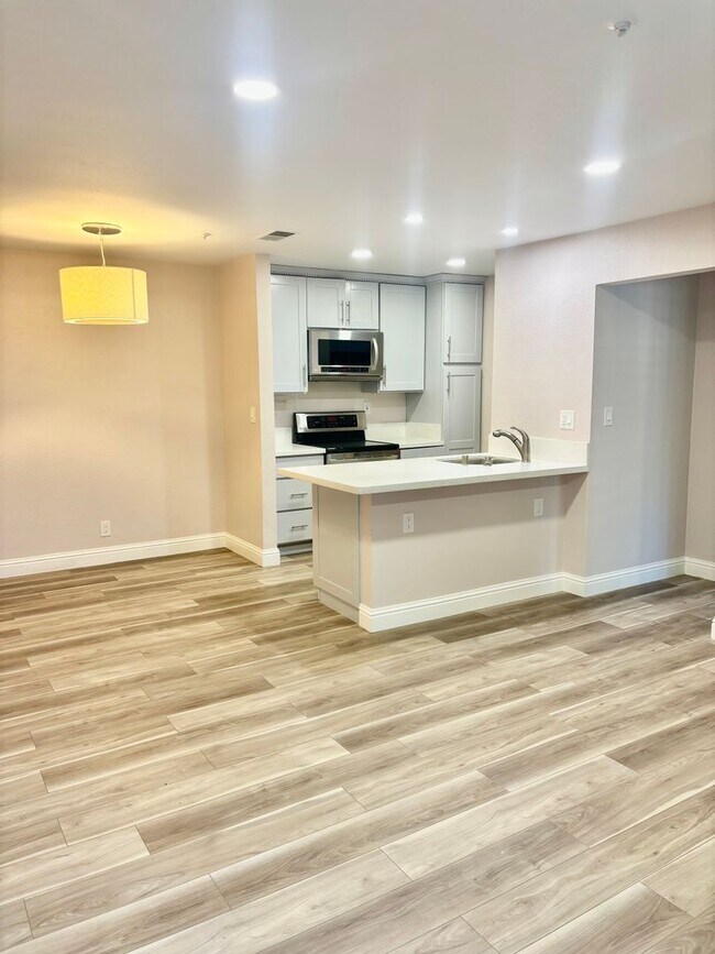 Foto del edificio - Walnut Creek 2 bed 2 bath gorgeous end unit on the first floor with garage!