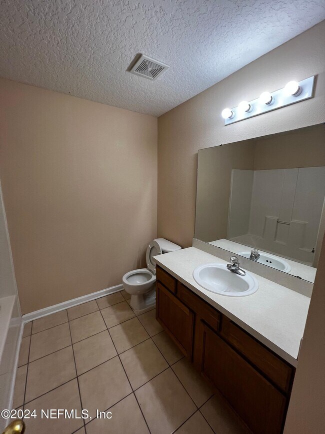 Foto del edificio - 7920 Merrill Rd