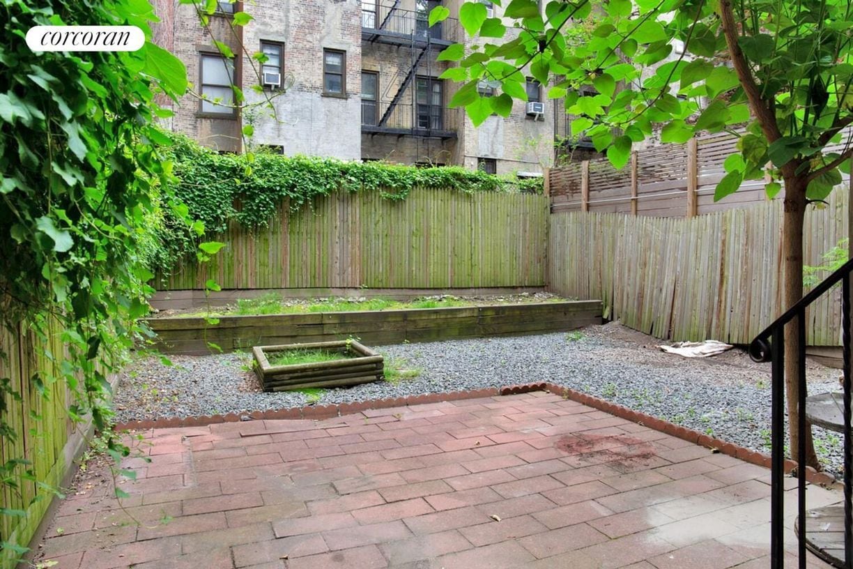Building Photo - 350 E 89th St