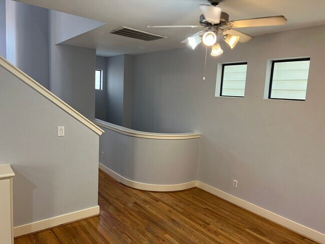 Building Photo - 8672 Meadowcroft Dr
