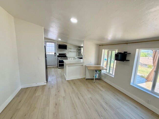 Building Photo - 1749 Skyline Dr