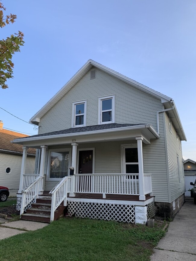 Building Photo - 953 W 6th Ave