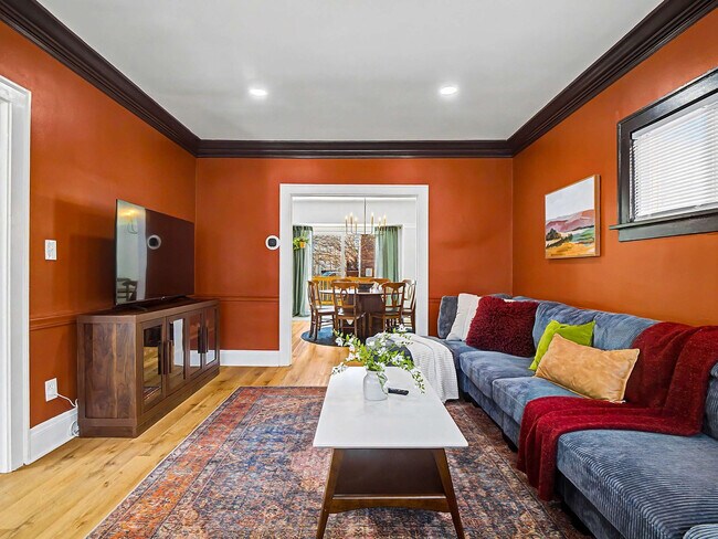 Building Photo - 2010 Chesterland Ave