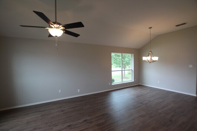 Foto del edificio - Stunning 4 Bedroom Remodel in Flint! Comin...