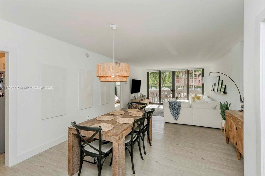 Foto principal - 90 Edgewater Dr