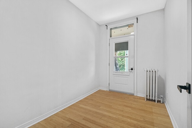 Building Photo - 454 McLeod St