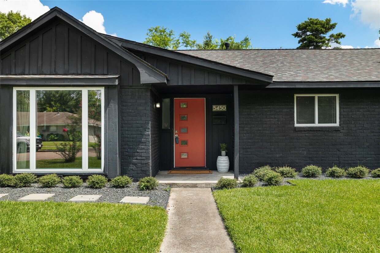 Foto principal - 5450 Birdwood Rd
