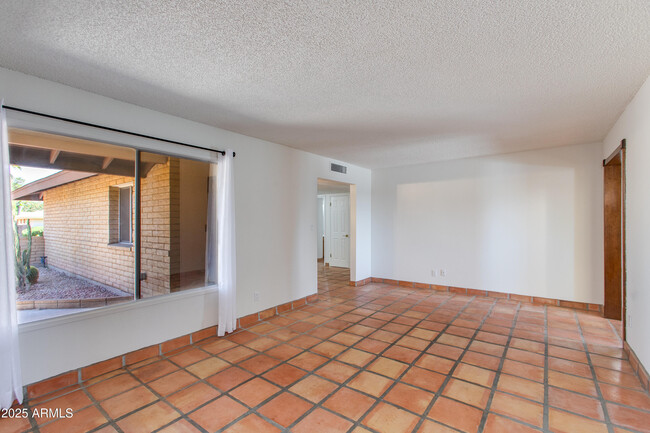 Foto del edificio - 1119 E Balboa Dr