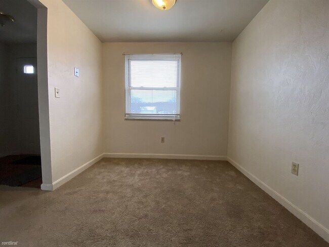 Building Photo - 2 br, 1 bath Townhome - 735 Hemlock Square