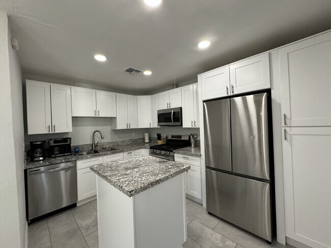 Building Photo - 2 bedroom single family w/yard & W/d