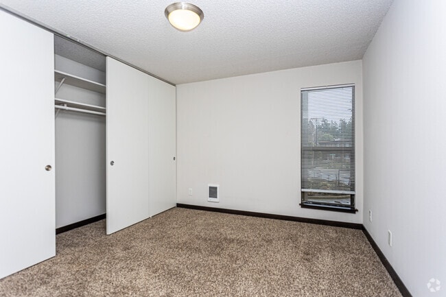 2BR, 1BA - 960SF - Normandy Duke Apartments