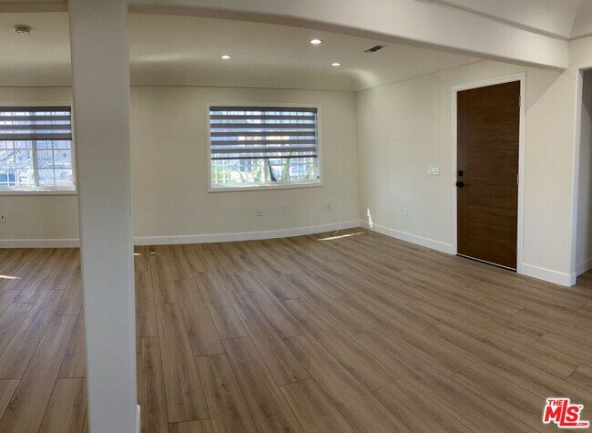 Foto del edificio - 1270 S Bronson Ave