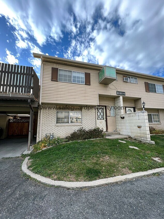 Primary Photo - Spacious 3 Bedroom Multi-Level Townhome in...