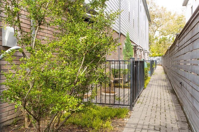 Building Photo - 6051 Ross Ave