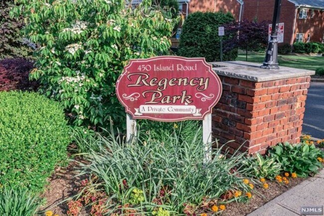 Foto del edificio - 127 Regency Park
