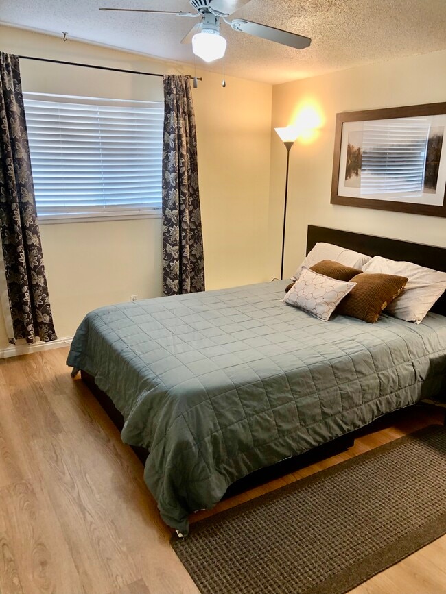 Master bedroom - 5031 S Leisure Ln